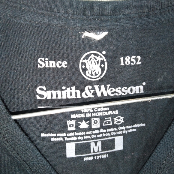 Wemons medium Smith and Wesson short sleeved tee - Picture 3 of 3